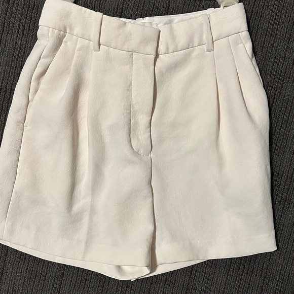 Aritzia Wilfred Effortless Shorts Mid Thigh - Picture 2 of 3